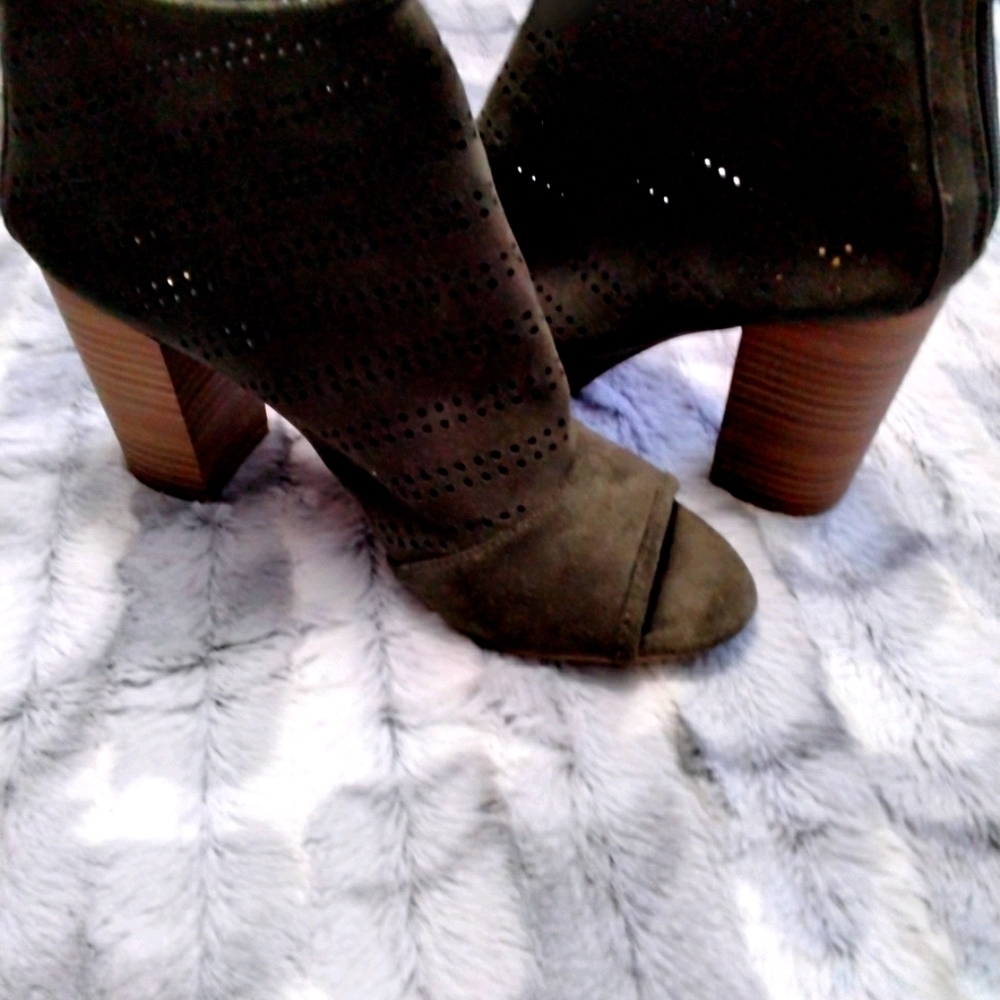 Report Footwear Finna Perforated Peep Toe